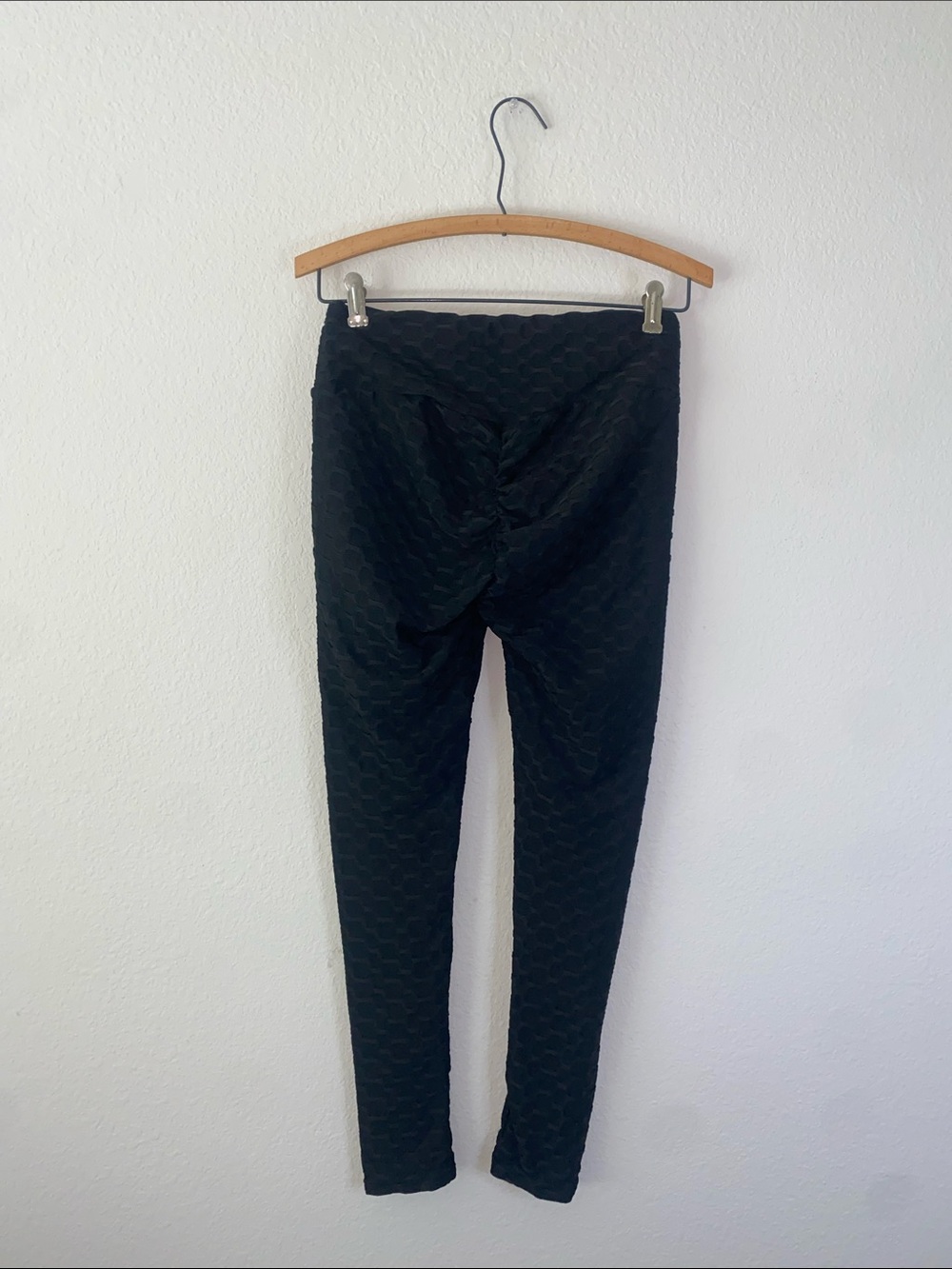 💋Black patterned scrunched leggings! - Picture 7 of 7